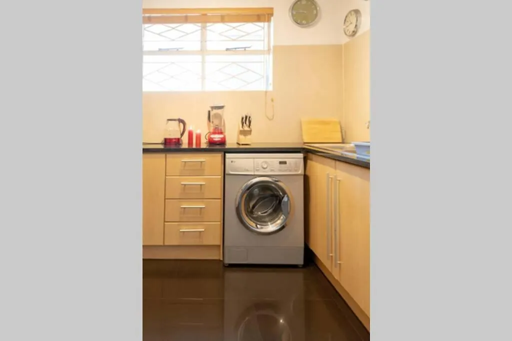 Comfy Central With Balcony And Views Cape Town Daire