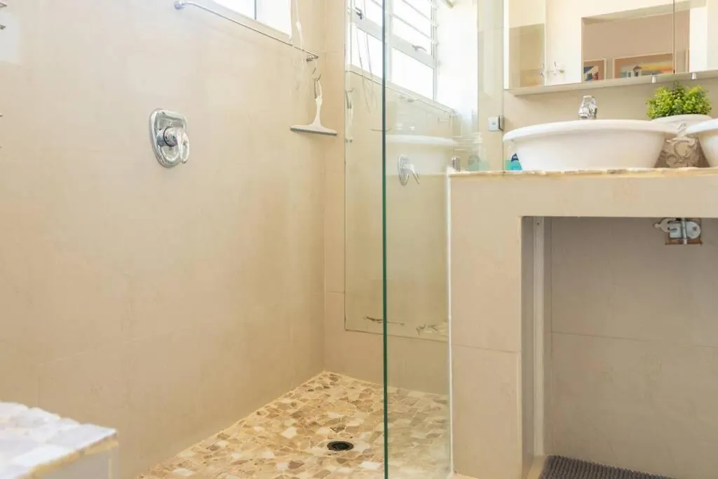 Comfy Central With Balcony And Views Cape Town Daire